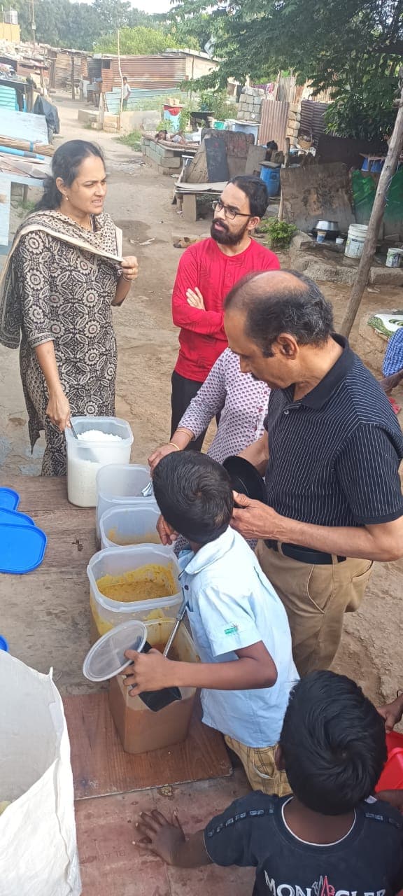 Community Volunteer – Robin Hood Army - Photo 1